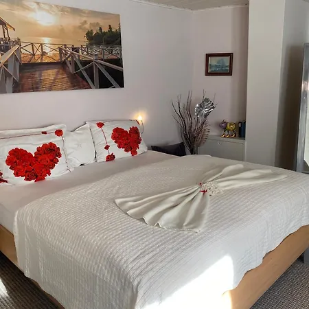 Grosse Helle Am Wald In Nahe Gruenheide Und Berlin Souterrain *